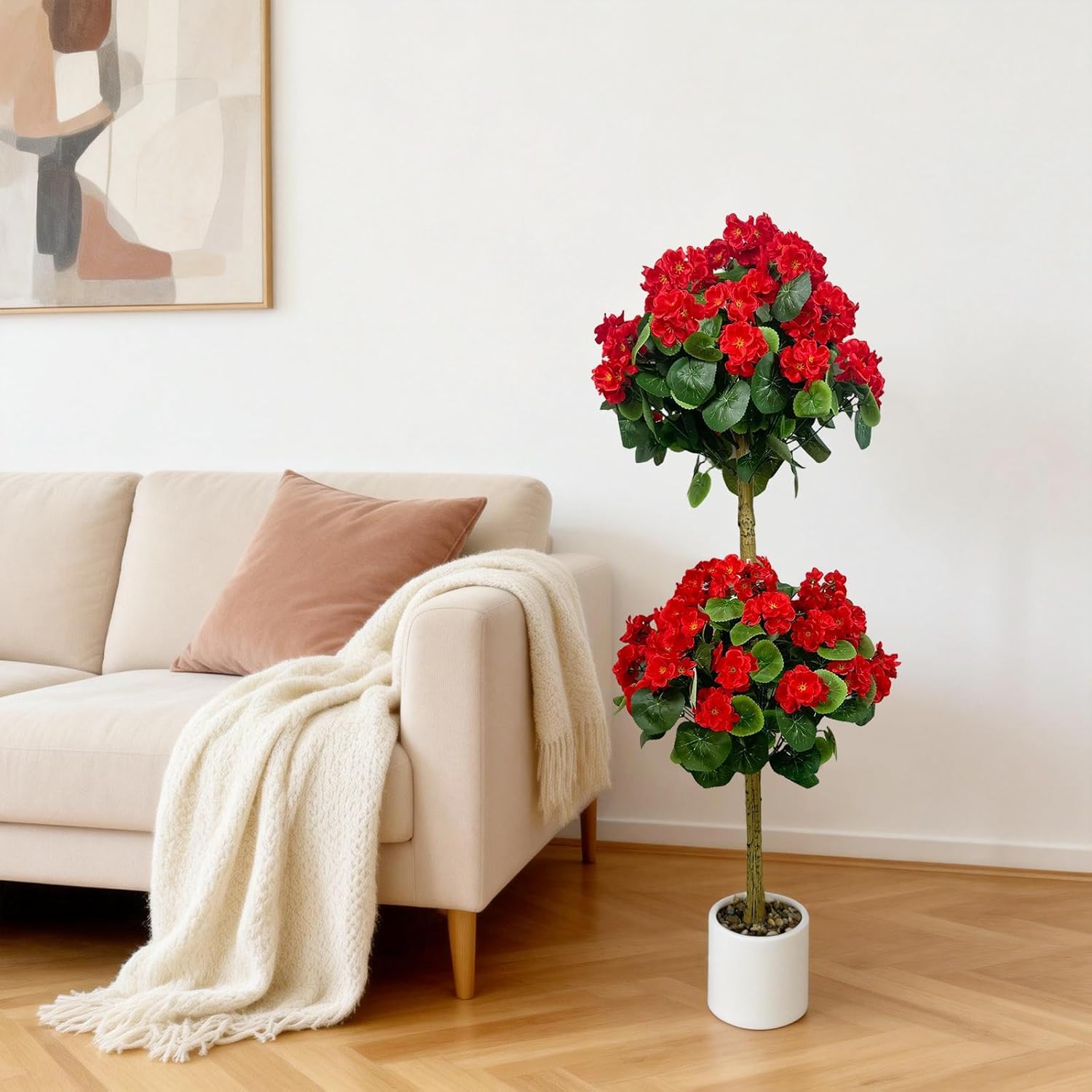Detalle del follaje y flores artificiales rojas de alta calidad