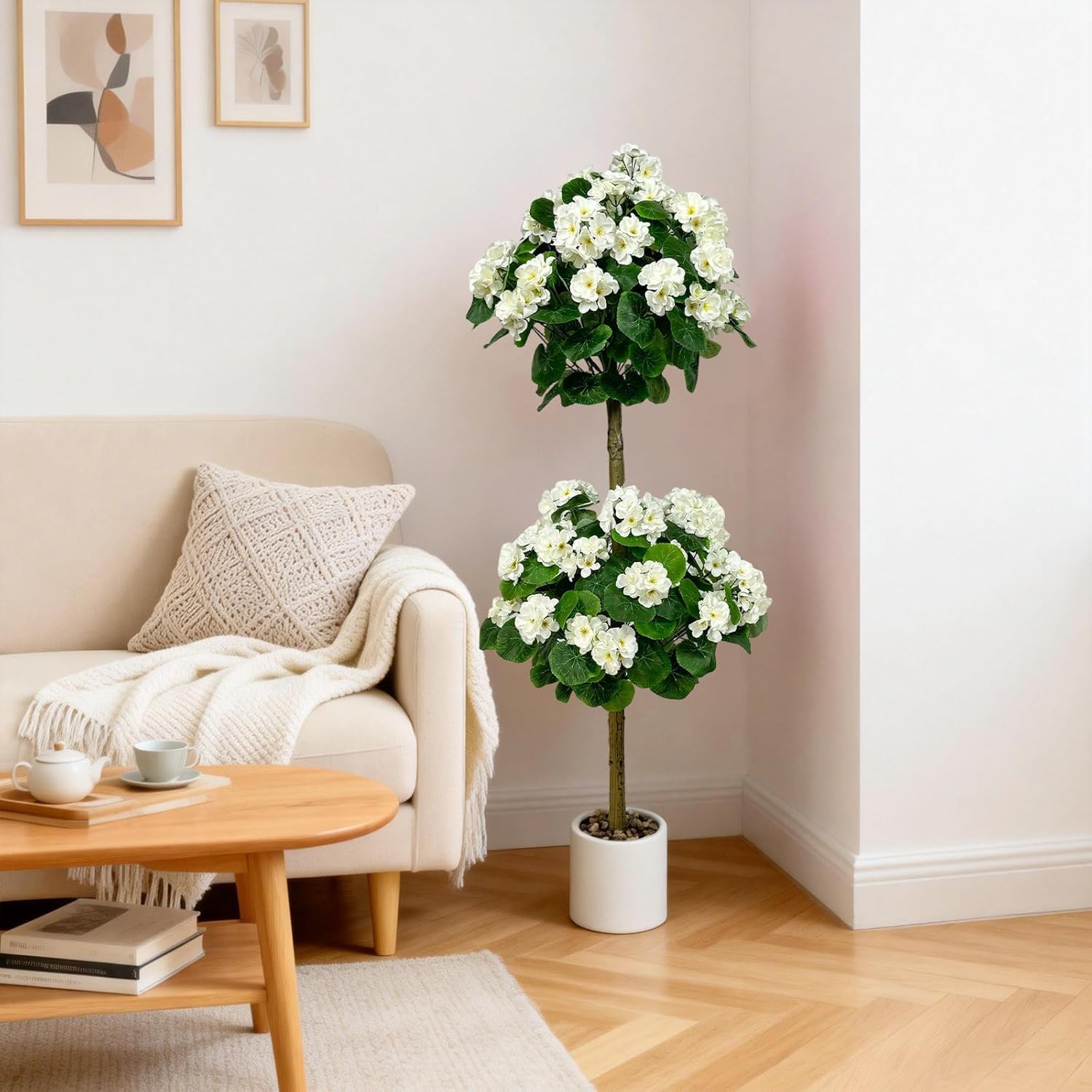 Detalle realista de las flores y hojas de tela de seda suave